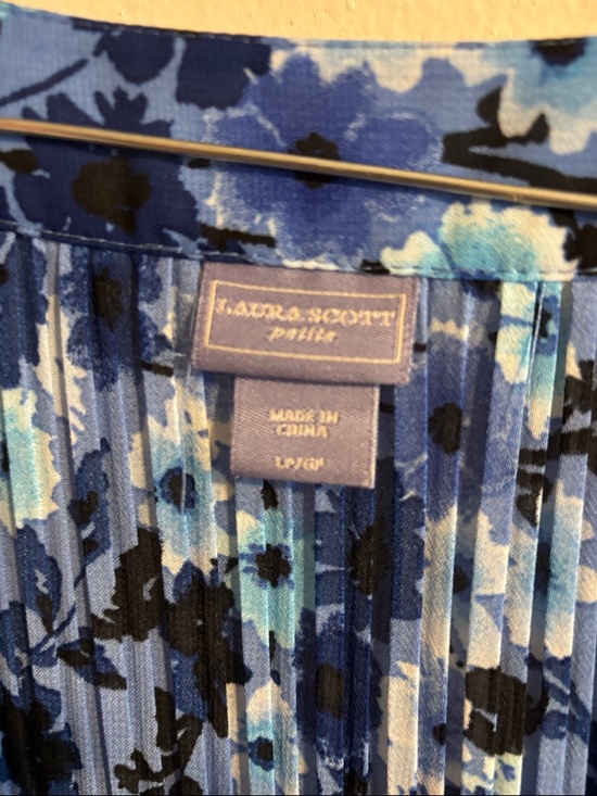 Laura Scott Blue Floral V-Neck Button-Front Blouse - Picture 2 of 4